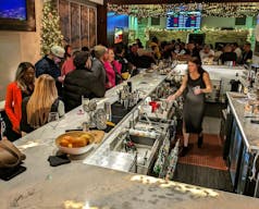 Sophisticated bar and lounge in the heart of downtown - Image 2