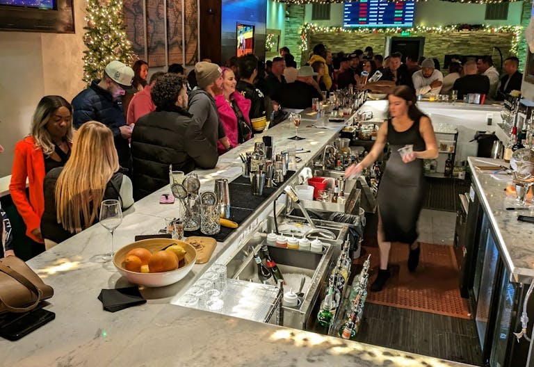 Sophisticated bar and lounge in the heart of downtown - Image 2