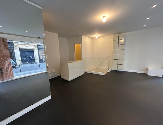 Rue de Thorigny Pop Up Boutique - Image 1