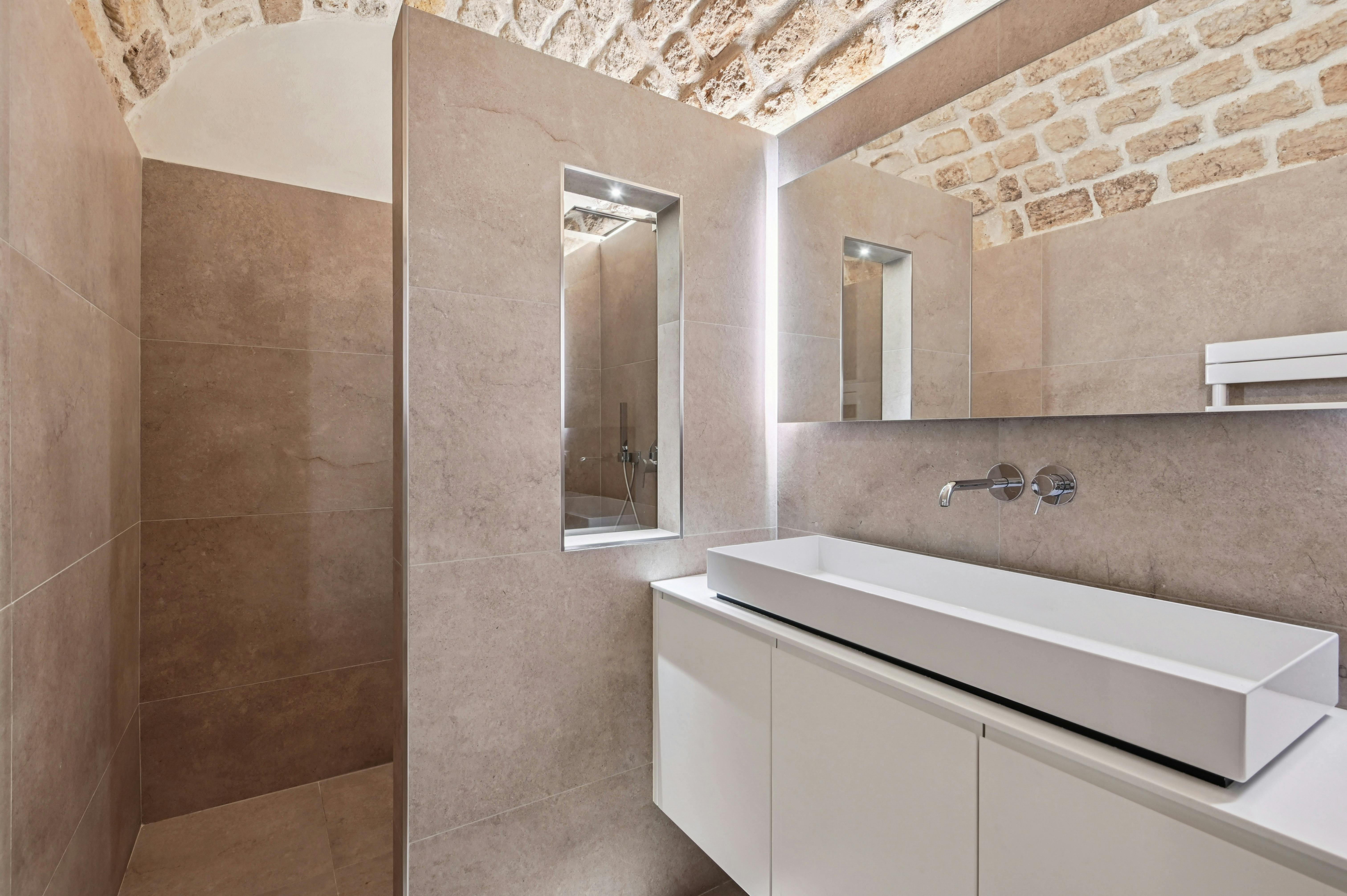 Elegant Gallery and Showroom on Rue du Roi Doré, Paris