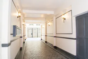 Rue de la Sainte Croix de la Bretonnerie Showroom - Image 4