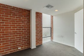 Trendy Building in Beverly Hills - Image 23