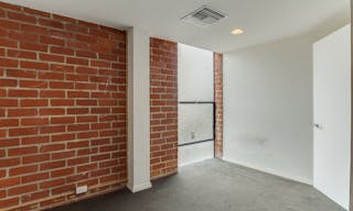 Trendy Building in Beverly Hills - Image 23