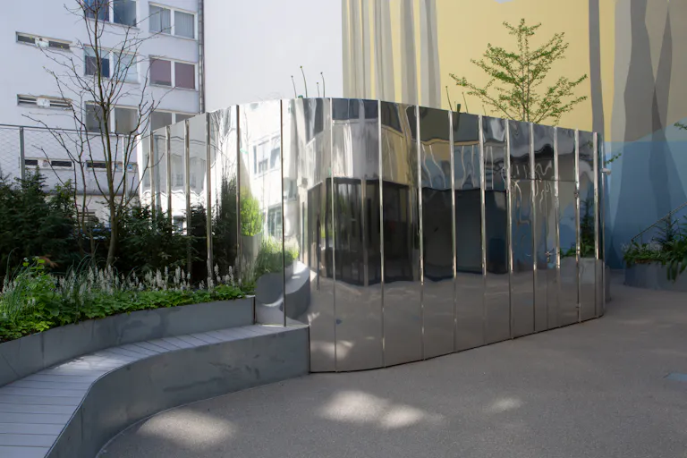 Puristic Art Gallery with beautiful Garden  - Image 1