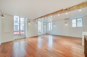 Corner Boutique on Rue de Turenne - Image 9