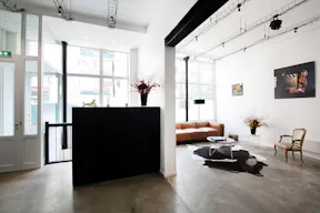 ELEGANT MINIMALIST LOFT IN THE 11TH DISTRICT OF PARIS - Image 5