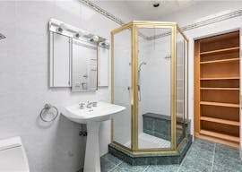 Luxurious 6 bedroom mansion - Image 8