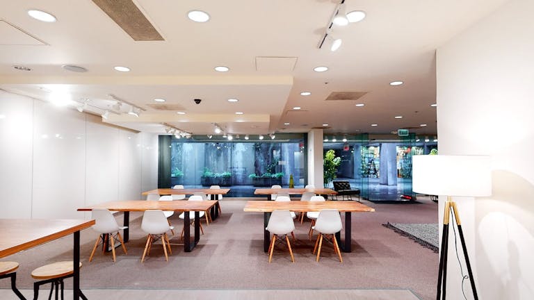 Gorgeous Downtown Modern Space - Image 1