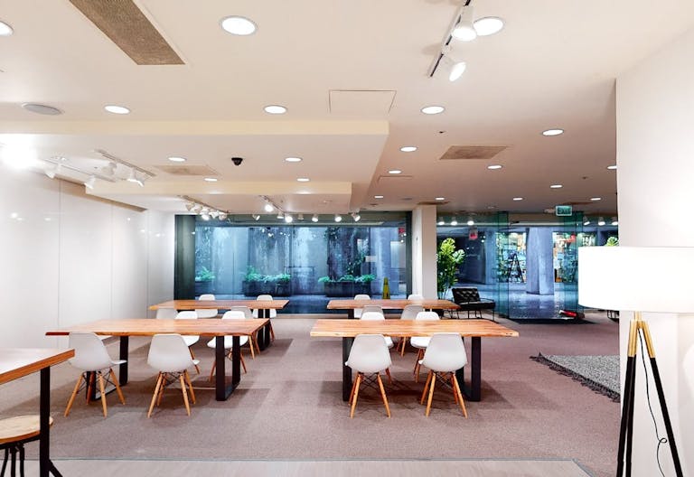 Gorgeous Downtown Modern Space - Image 1