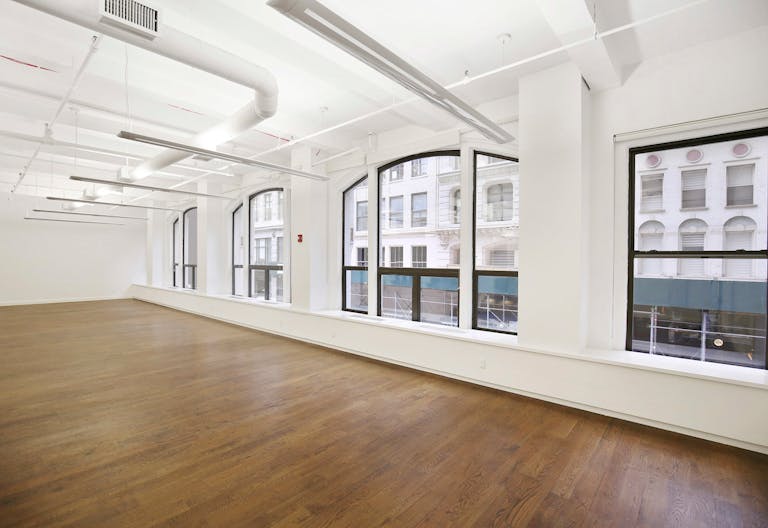 Showroom in Busy Midtown - Image 1