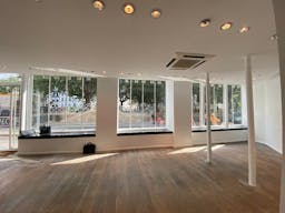 Grande boutique face au canal Saint-Martin - Image 0