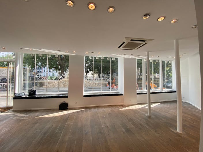 Grande boutique face au canal Saint-Martin - Image 0