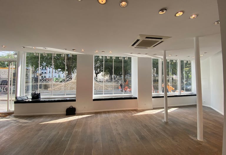 Grande boutique face au canal Saint-Martin - Image 0