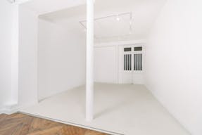 BEAUTIFUL SHOWROOM IN SAINT-HONORE DISTRICT - Image 2