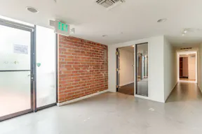 Trendy Building in Beverly Hills - Image 7