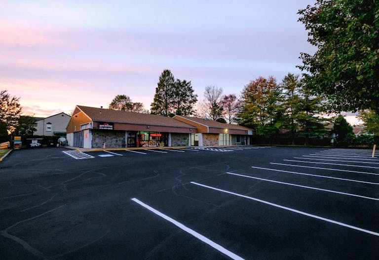 Bright and clean open space for creatives and events - Image 4