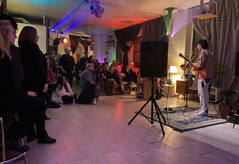 Beautiful and Versatile Open Loft Studio - Image 3