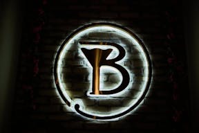 Chic 8th Street Dining Spot - perfect for a variety of events - Image 1