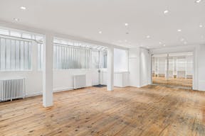 Contemporary Showroom in Le Marais - Image 4