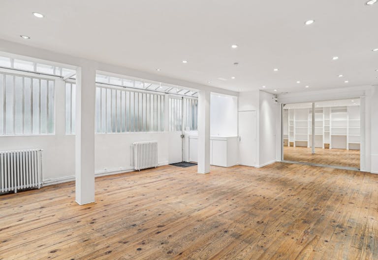 Contemporary Showroom in Le Marais - Image 4