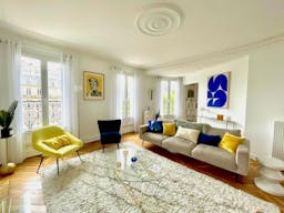 Appartement haussmannien chic et lumineux avec balcon - Image 0