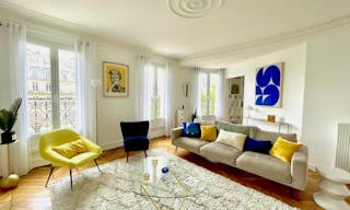 Appartement haussmannien chic et lumineux avec balcon - Image 0