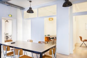 Bureaux lumineux dot� d'un grand open space avec un puit de lumi�re - Image 2