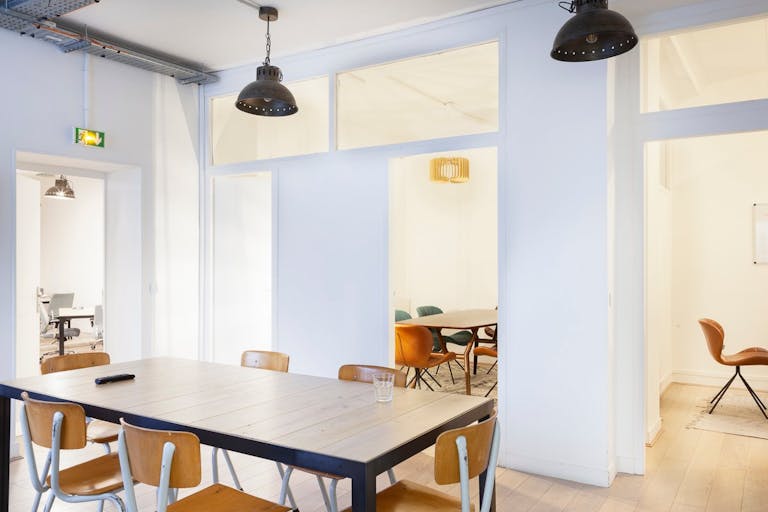 Bureaux lumineux dot� d'un grand open space avec un puit de lumi�re - Image 2