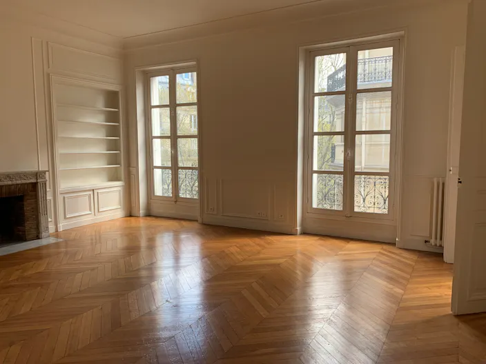 Spectacular Showroom in Saint-Germain - Image 1