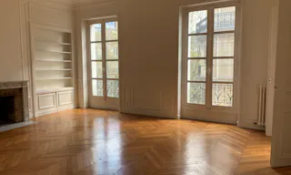 Spectacular Showroom in Saint-Germain - Image 1