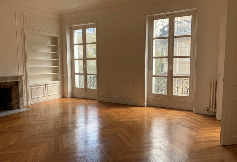 Spectacular Showroom in Saint-Germain - Image 1