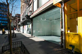 Glass-Fronted Corner Pop-Up Space in Nolita - Image 2