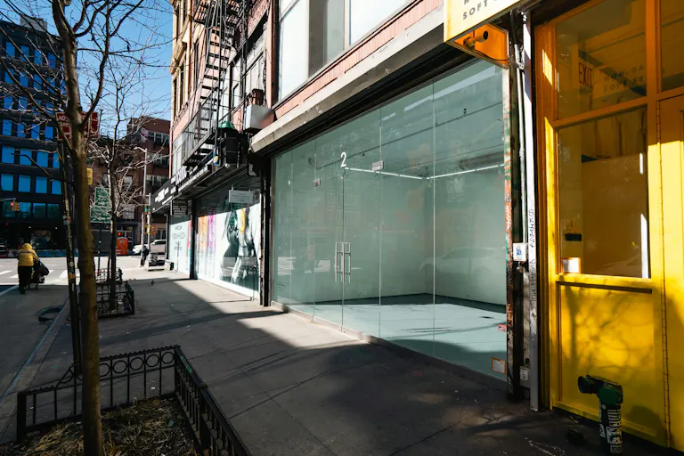 Glass-Fronted Corner Pop-Up Space in Nolita - Image 2