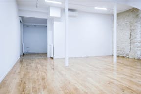 Espace atypique avec cour privative � R�publique / Canal Saint-Martin - Image 3