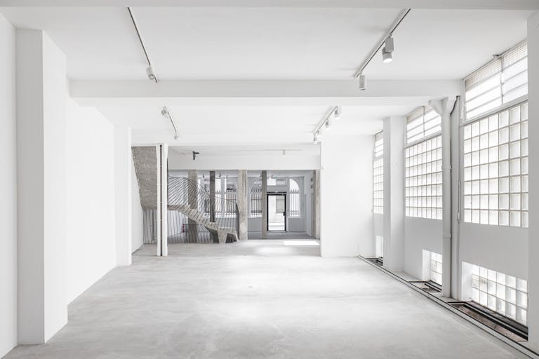 Large Showroom Rue Froissart - Image 2