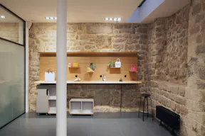 Showroom space under glass roof with natural light - Image 7