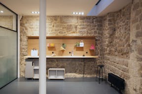 Showroom space under glass roof with natural light - Image 7