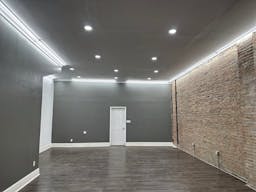 Pilsen commercial space - perfect for pop-up store/art gallery/ private sale - Image 6