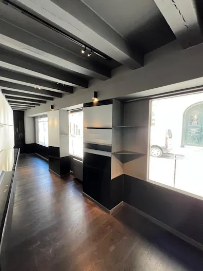 Recently renovated shop in prime 1st arr location in Paris - Image 1