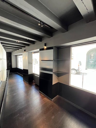 Recently renovated shop in prime 1st arr location in Paris - Image 1