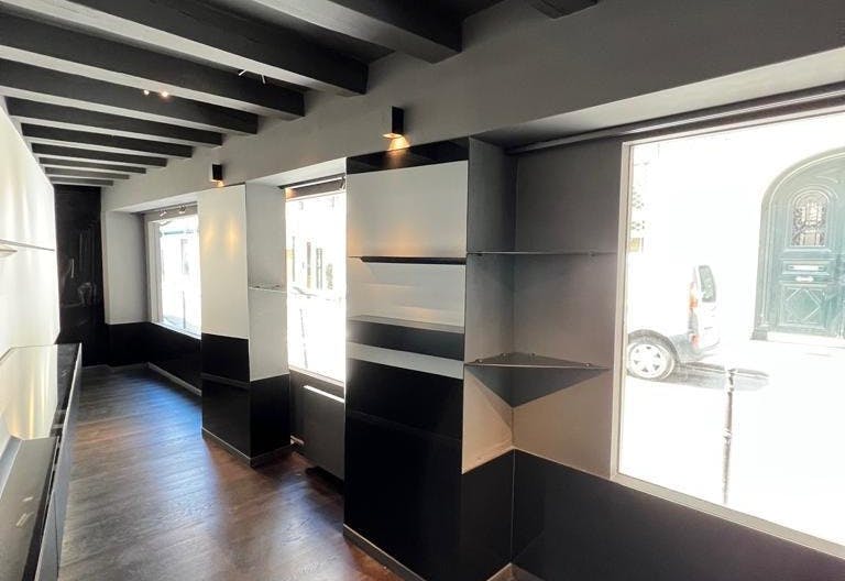 Recently renovated shop in prime 1st arr location in Paris - Image 1
