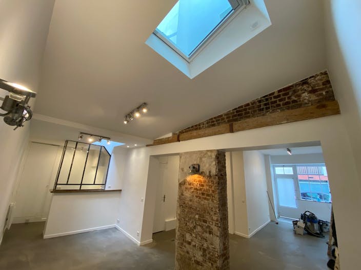 An atypical loft-style space near Montmartre - Image 4