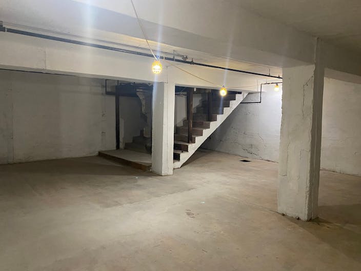 Large Basement space in LA - Image 4