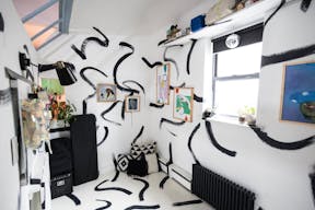 Colorful Spacious Garden Apartment - Image 11