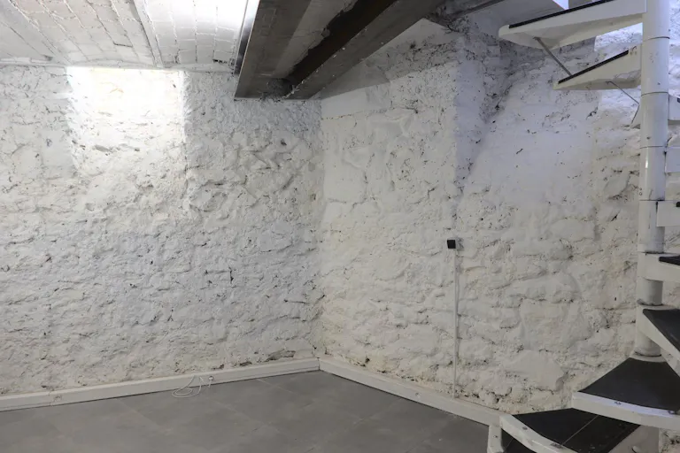 Two-level boutique and underground space - Image 2