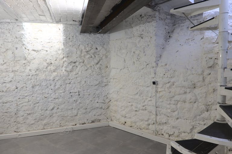 Two-level boutique and underground space - Image 2