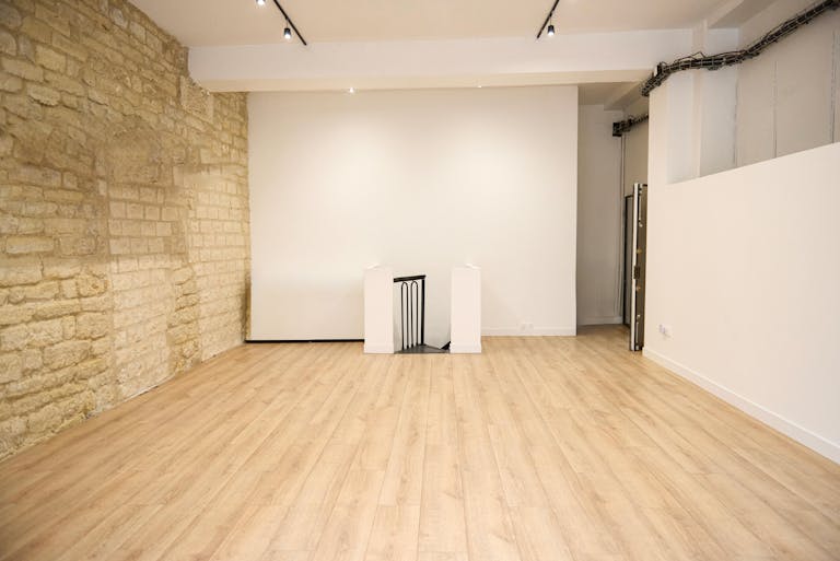 High-Ceiling Showroom | Palestro (Paris 2e) — Steps from Marais & Palais Royal - Image 3