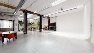 Raw Elegance: 300 sqm Industrial Open Space for Creative Projects, Showrooms and more. - Image 7