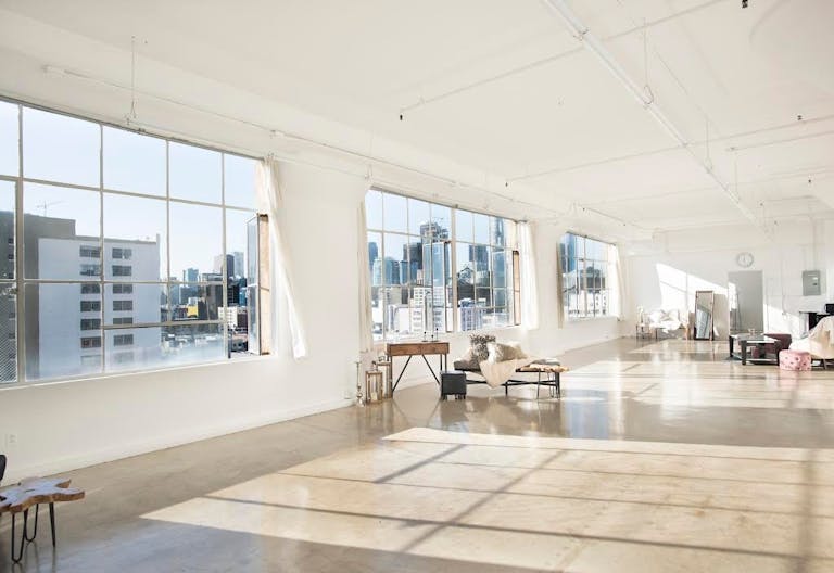 DTLA Skyline View Studio in Fashion District - Image 3
