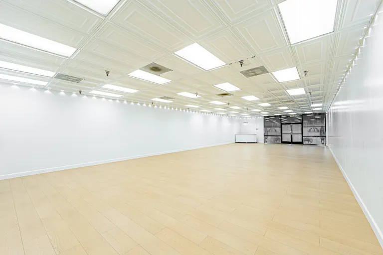 MID SIZE ALL WHITE VENUE IN ANAHEIM - Image 2